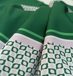 Tela de crepé verde dibujos (3 m)