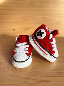 Eskuz egindako haur-zapatilak.