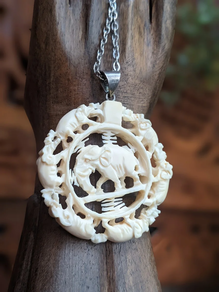 Elefanteak zizelkatutako zintzilikaria