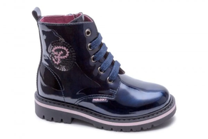 Botas en charol marino de Pablosky
