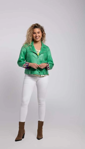 Chamarra verde con tachuelas