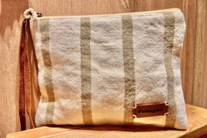NECESER DE MANO RAYAS BEIGE 26x18CM FOIMPEX