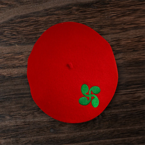 Txapela roja con Lauburu bordado