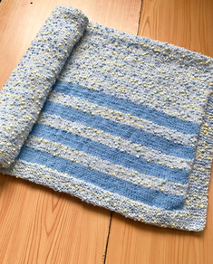 Umeentzako manta urdina, merina artilearekin.