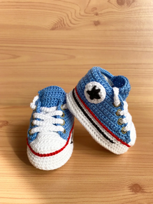 Eskuz egindako haur-zapatilak.