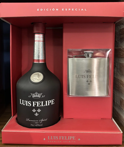 Luis Felipe con petaca