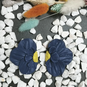 PENDIENTES ARTESANALES FLOR MEDIA AZUL AMARILLO Plata de ley 925 y arcilla polimérica