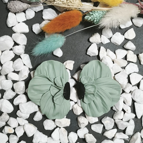 PENDIENTES ARTESANALES FLOR MEDIA VERDE MENTA Plata de ley 925 y arcilla polimérica