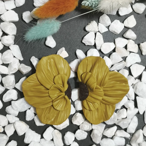 PENDIENTES ARTESANALES FLOR MEDIA AMARILLO MOSTAZA Plata de ley 925 y arcilla polimérica