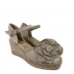 Alpargatas de Cuña Fabiolas con Detalle Floral y Pedrería Gris